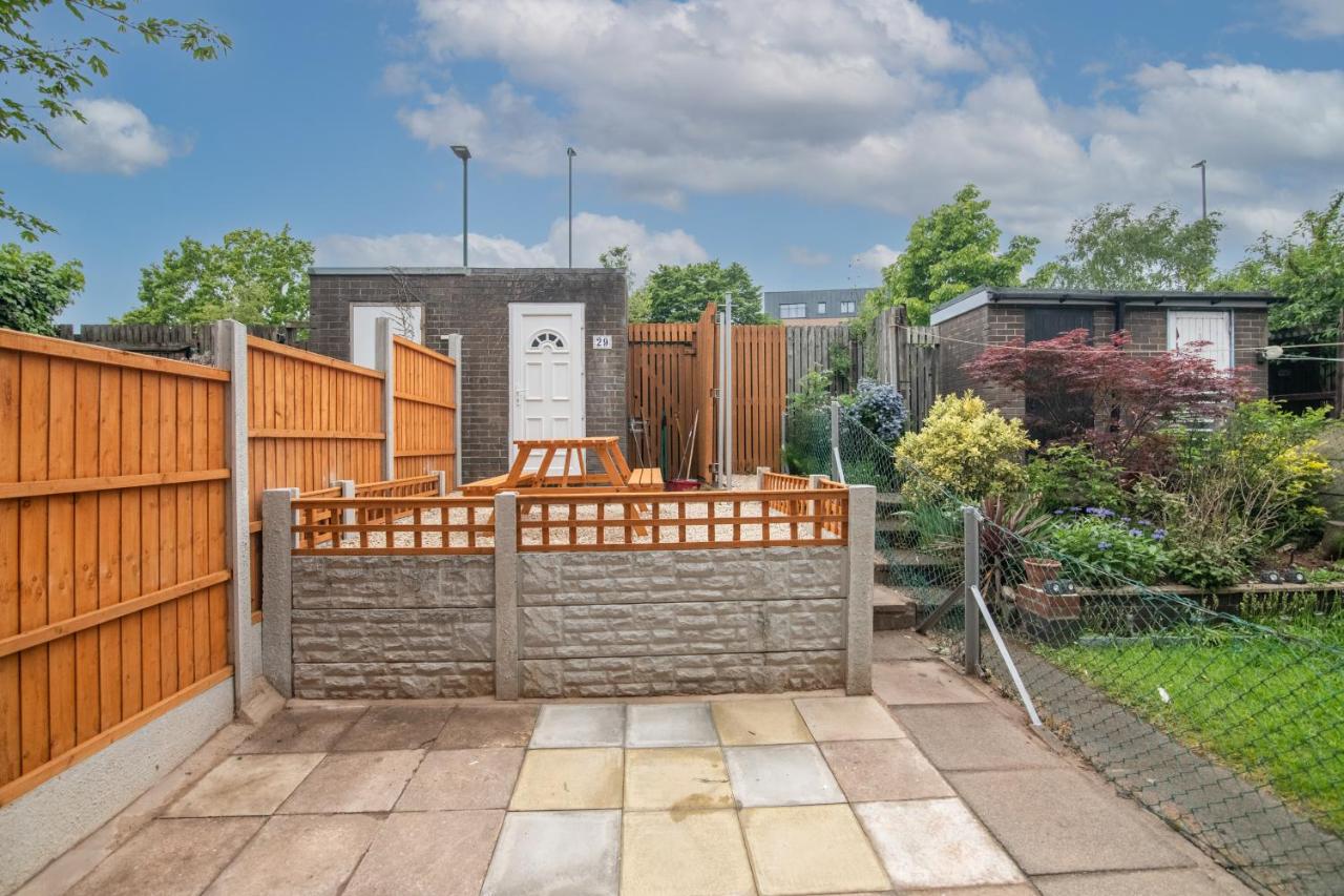 Immaculate 4 bed house with free parking - B&B Birmingham
