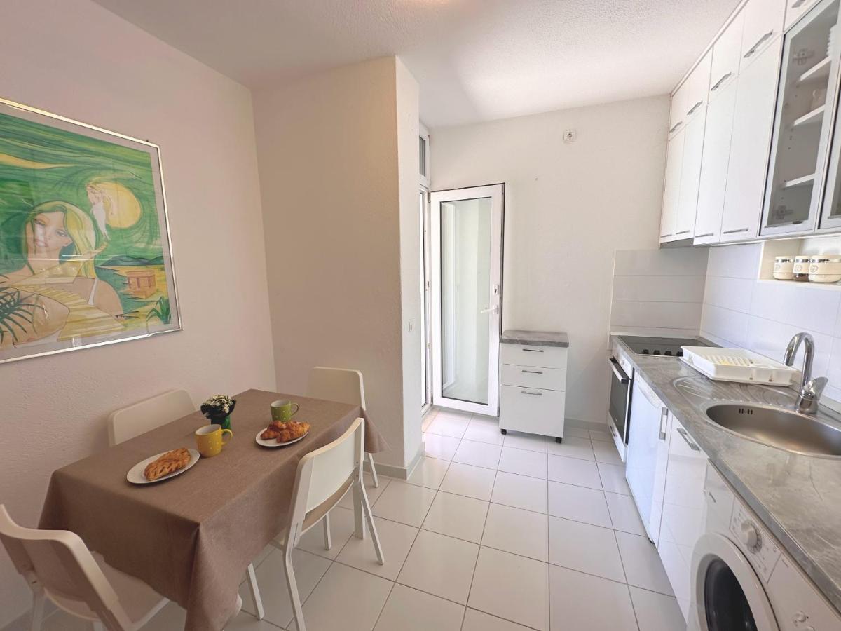 Apartment Bellevue - first row to the sea - B&B Marušići