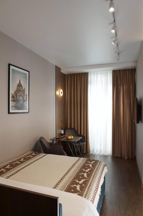 Стильні апартаменти з балконом в центрі міста - Ferienwohnung Kyjiw