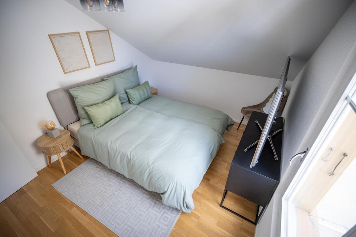 Central attic apartment on Lake Constance - modern - Chambres d'hôtes Romanshorn