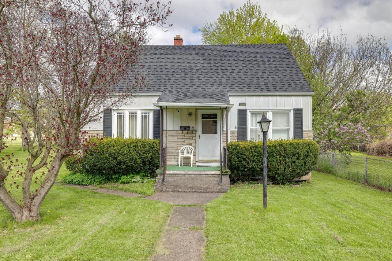 Walk to Falls, Casino! Niagara Family Home w/ Yard - Chambres d'hôtes Niagara Falls