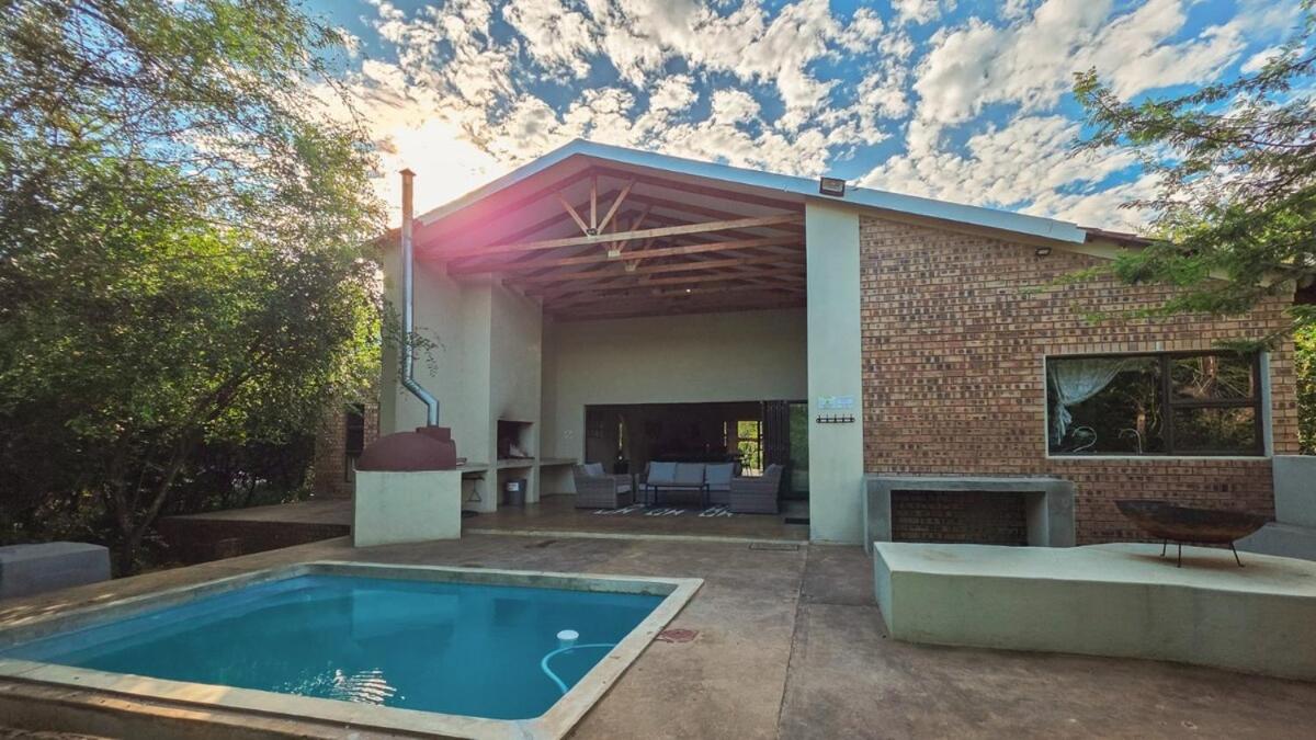 Croco-Manzi Modern Family Retreat in Marloth Park - Chambres d'hôtes Marloth Park