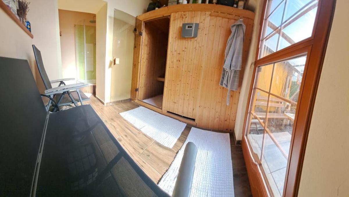 Velký dům s bazénem a saunou - Bed and Breakfast Mikulášovice