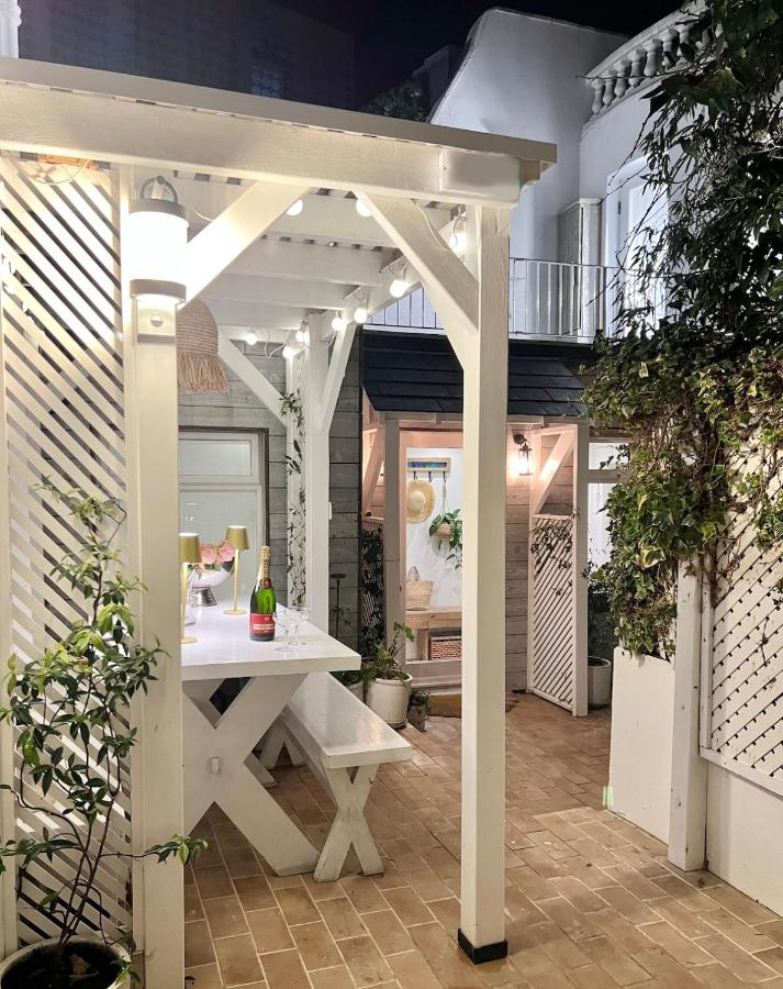 Private-Patio Cottage in The Lanes, Sleeps 2 - Chambres d'hôtes Brighton