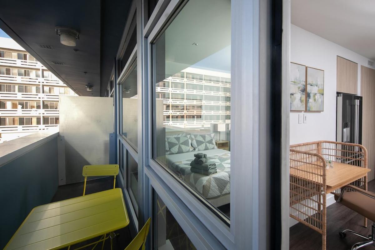 Bright & Sunny Apt in Heart of SM! - B&B Los Angeles