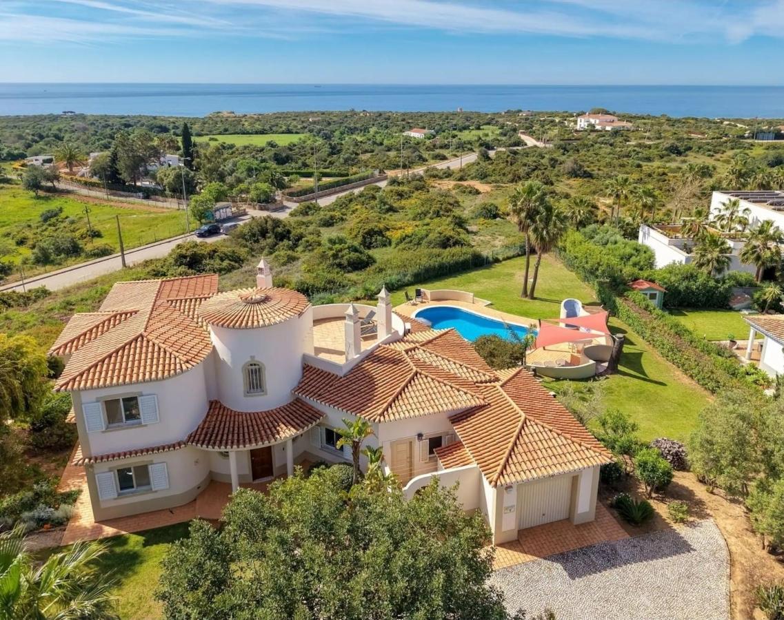 Family Friendly Sea View Villa with Pool and Garden Sleeps 8 Adults and 2 Children - Chambres d'hôtes Ferragudo