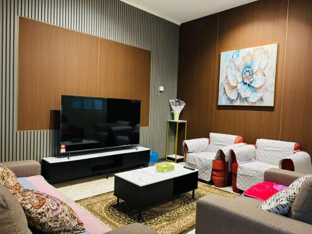 A Classic Heritage Mansion in the Heart of Melaka, Max 12 Pax, Park 6 Cars, Walk to Local Nyonya Restaurants & Tourist Site, COMFY HILL 2 - Chambres d'hôtes Malacca