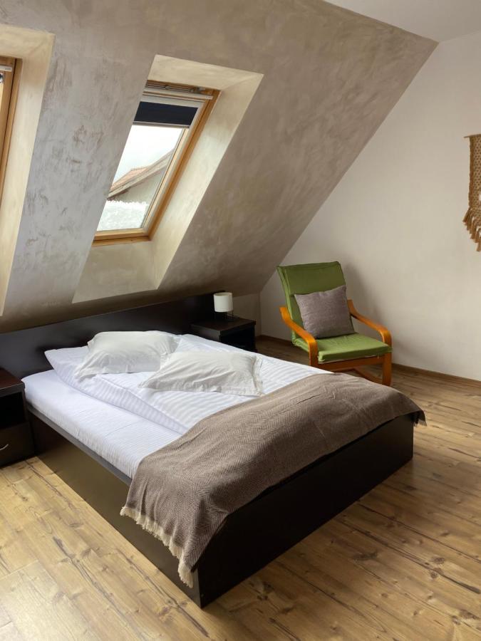 Zimmer mit Kingsize-Bett und Bergblick
