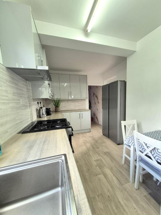 Stylish 4BR House - Family & Contractor Friendly - Chambres d'hôtes Leicester