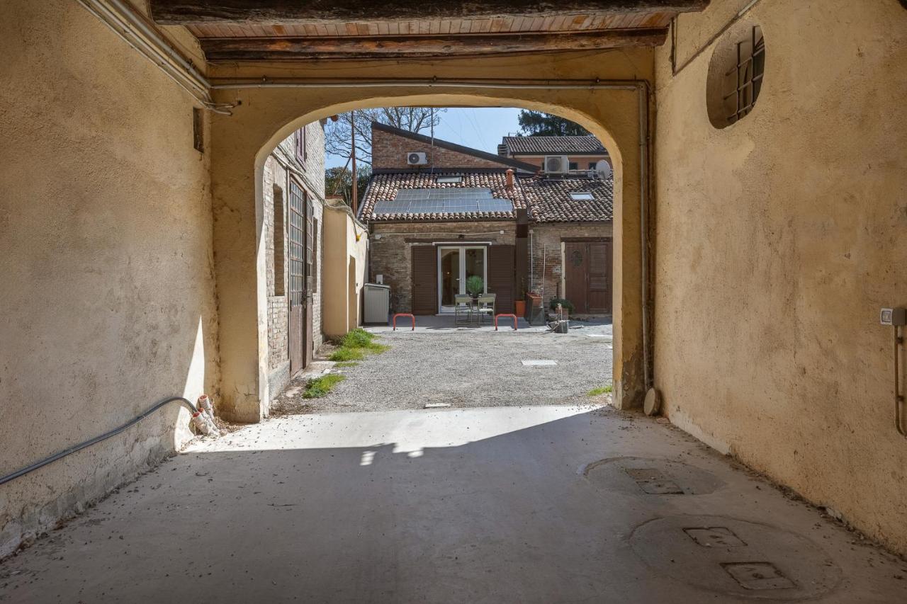 GuestHost - Bright Apartment with Patio & Parking - B&B Ferrara