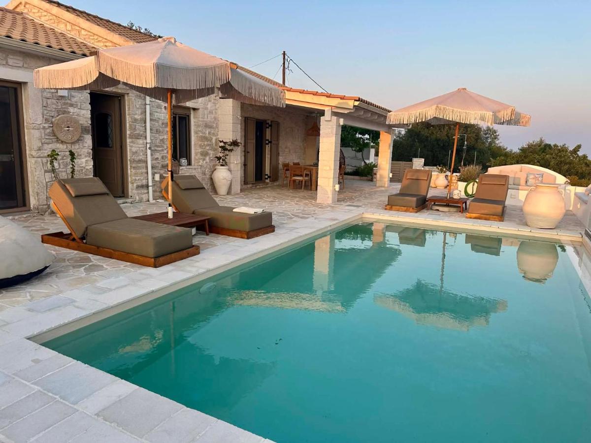 Villa Nikolas - A Luxurious Escape with Panoramic Views - Bed and Breakfast Gáïos