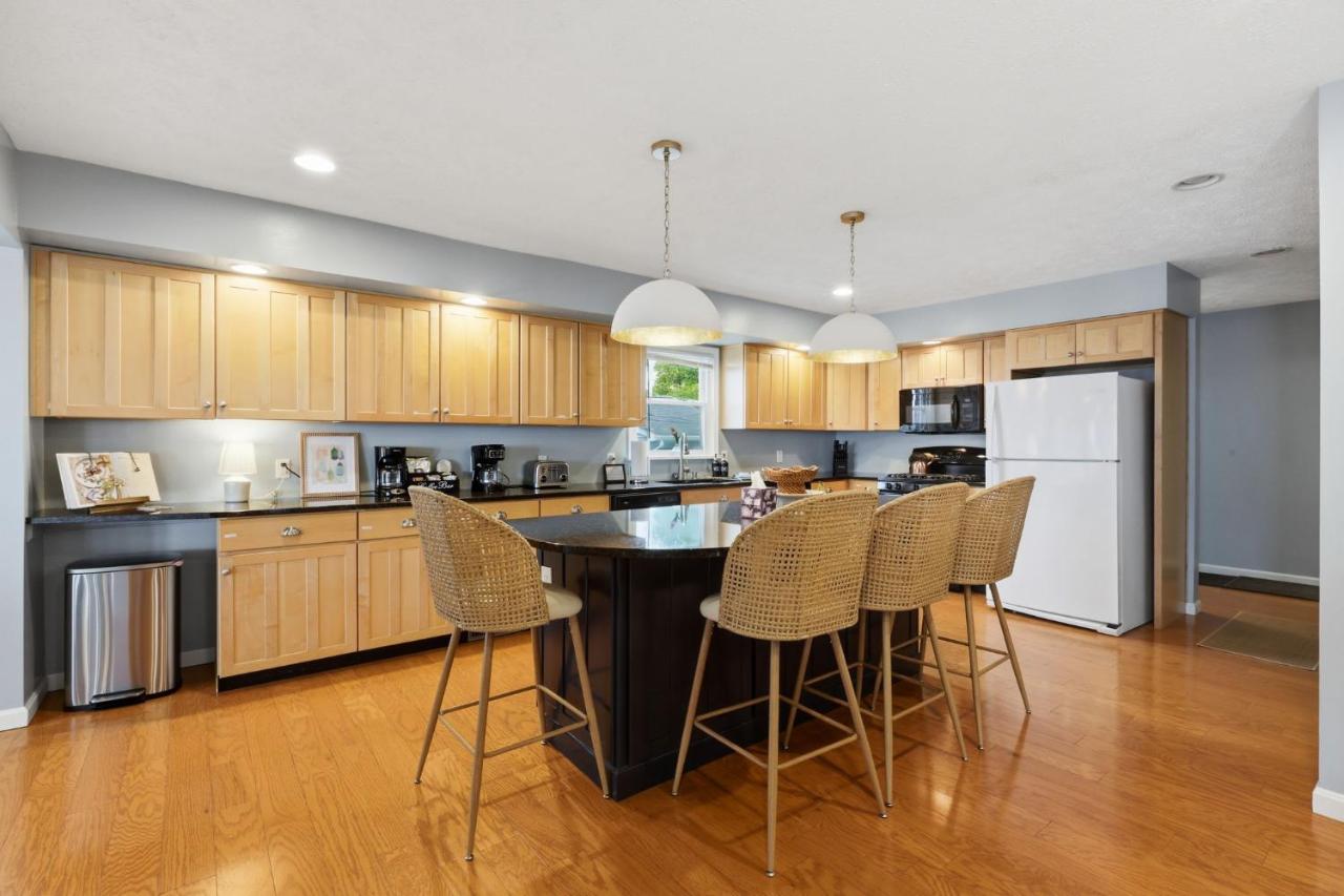 Lakefront Home in Madison - Private Beach - B&B Madison