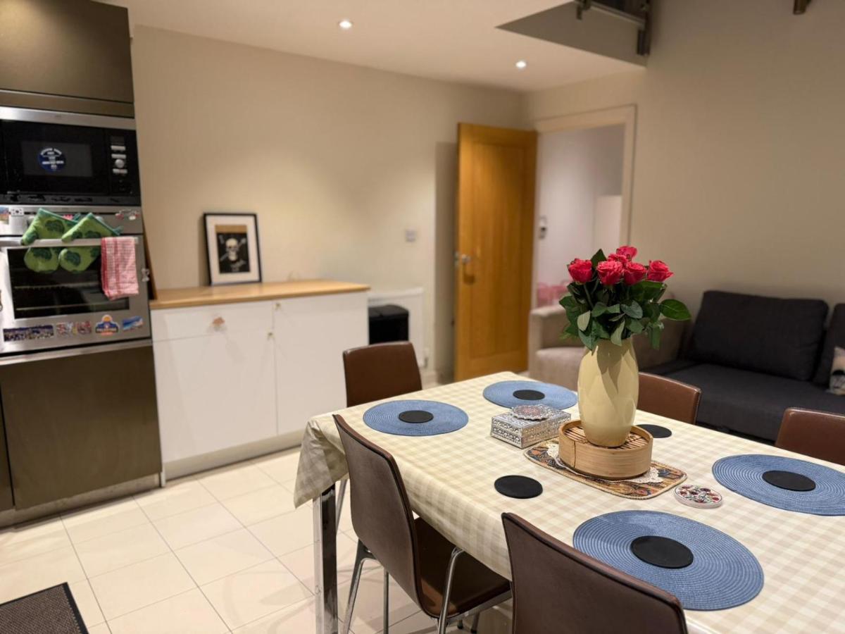 Spacious 2-Bedroom Home Near Westfield - Sleeps 8 - Chambres d'hôtes Londres