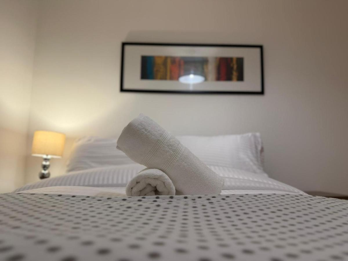 Spacious 2-Bedroom Home Near Westfield - Sleeps 8 - Chambres d'hôtes Londres