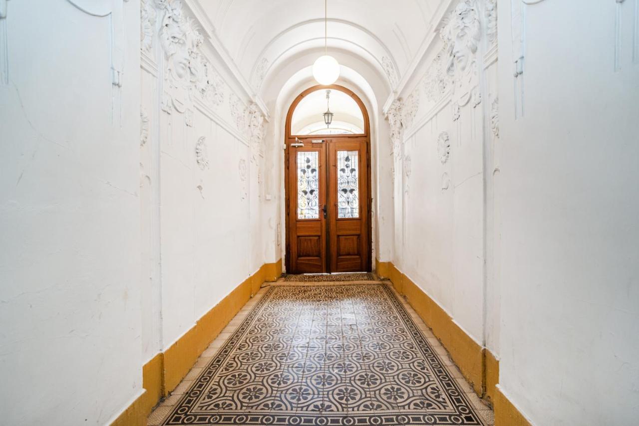 Elegant 2 - bedroom Apartment with Balcony and Parking - B&B Prague