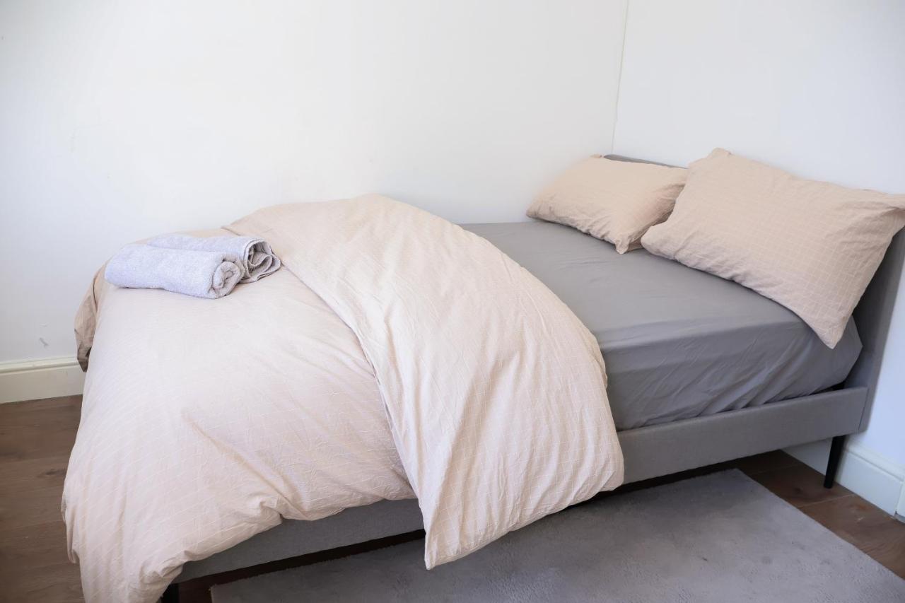 Stylish Studio with Separate Kitchen Near Wimbledon Station - Bed and Breakfast Londen