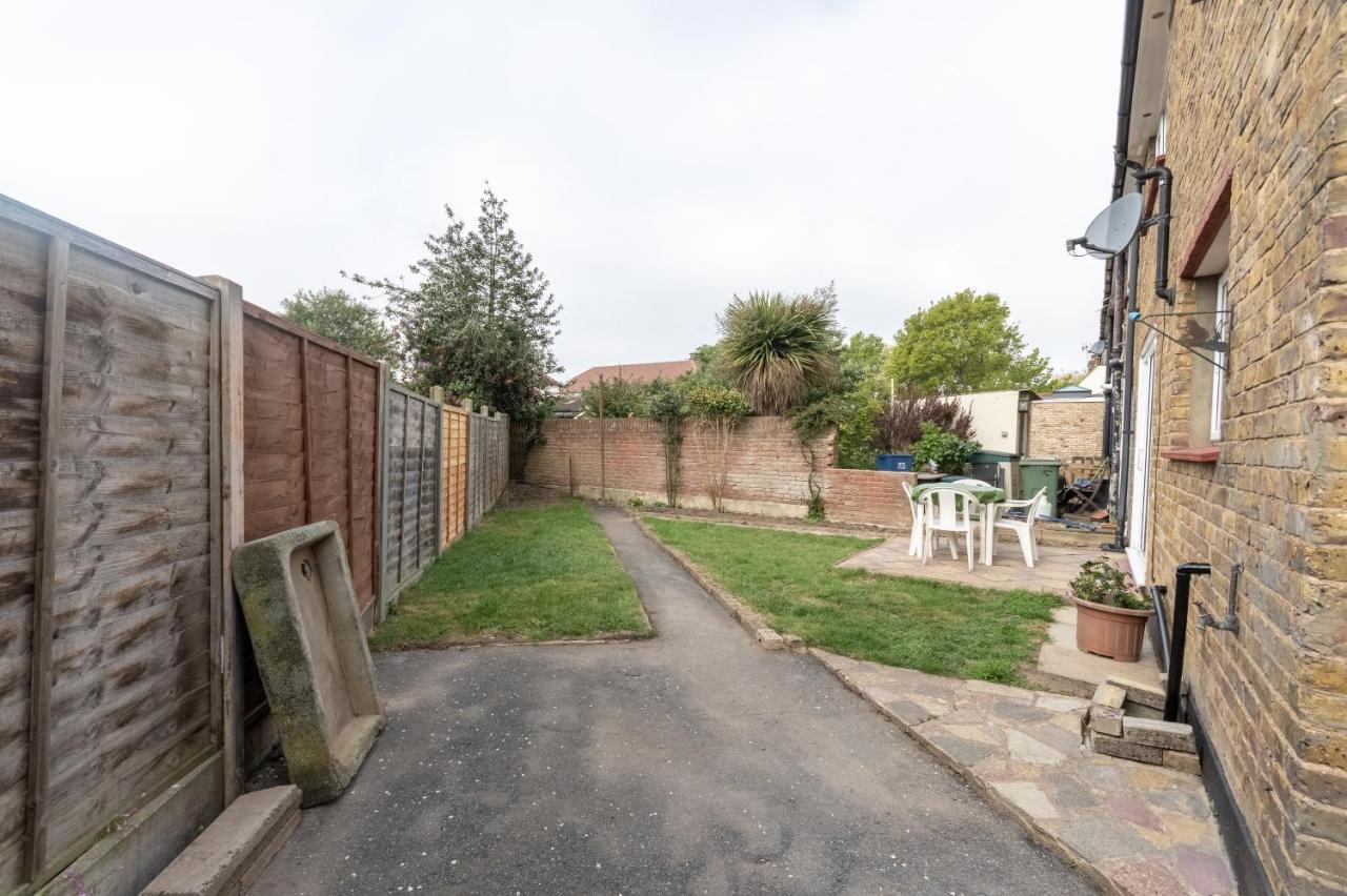 Cosy home near airport sleeps 6 to 8 with Parking - Chambres d'hôtes Southend-on-Sea