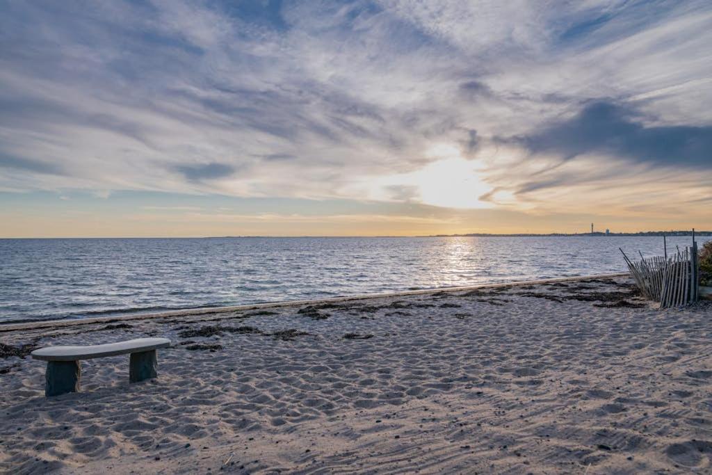 Oceanfront gem with amazing beach views AC & WiFi - dogs welcome - B&B North Truro