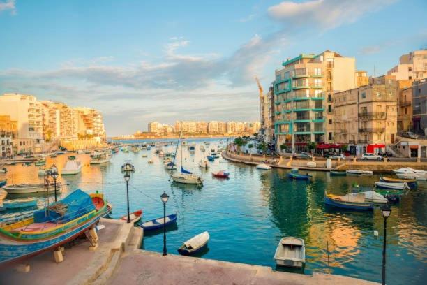 Modern 2BR Sliema Apt Near Ferry with AC Wifi - Ferienwohnung Sliema