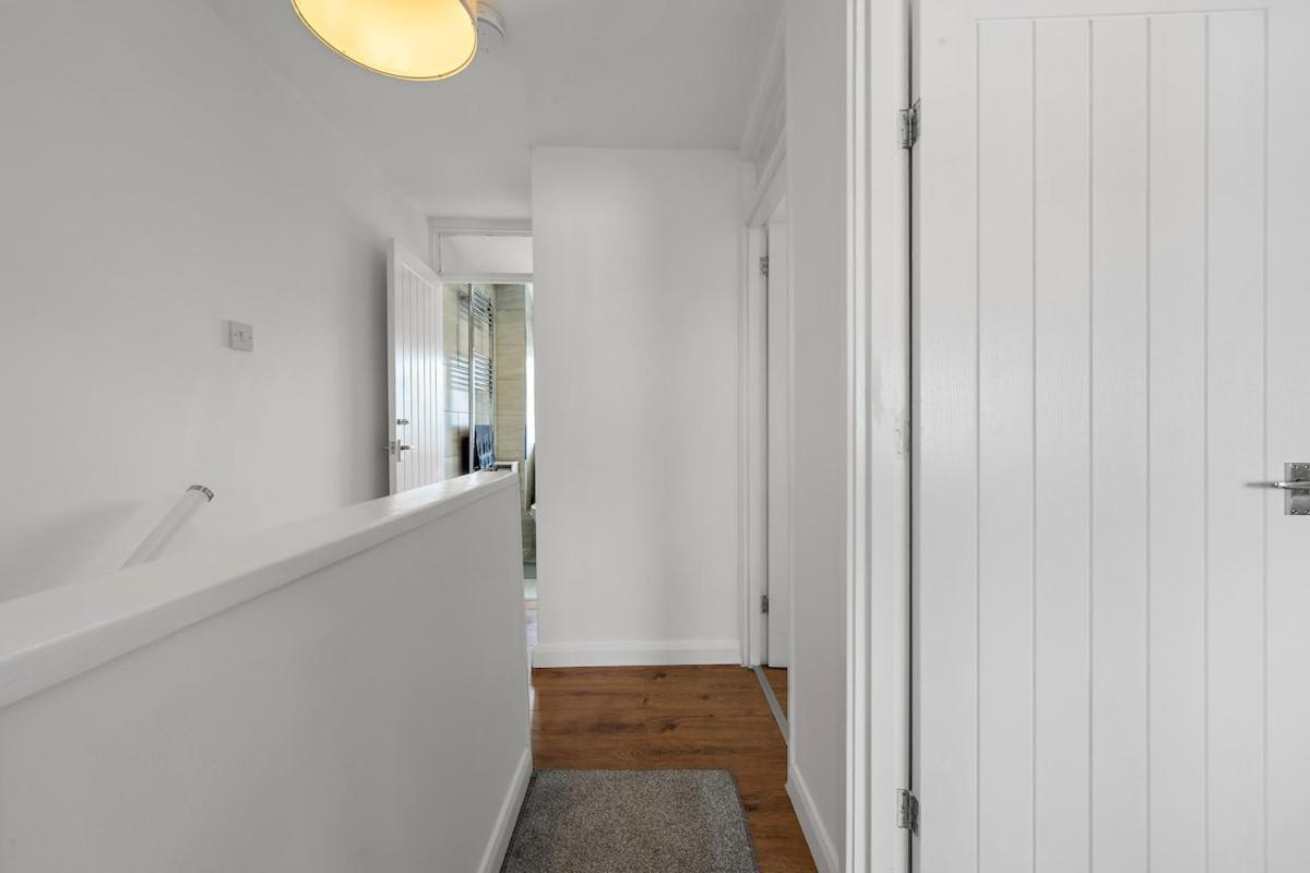 Cozy 3-Bed House Basildon - Chambres d'hôtes Pitsea