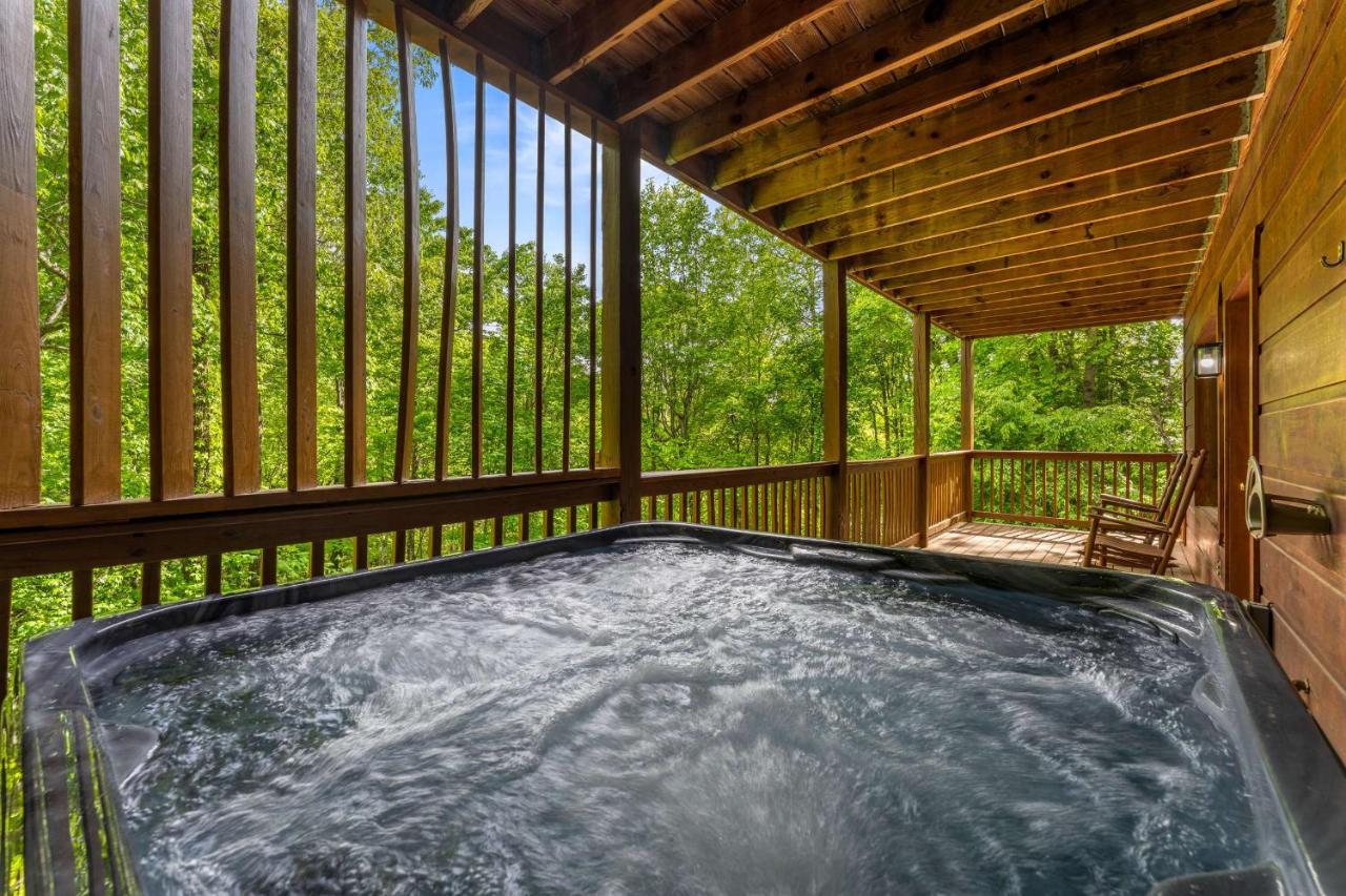 Family Cabin w Hot Tub Game Room & Mountain View - B&B Gatlinburg