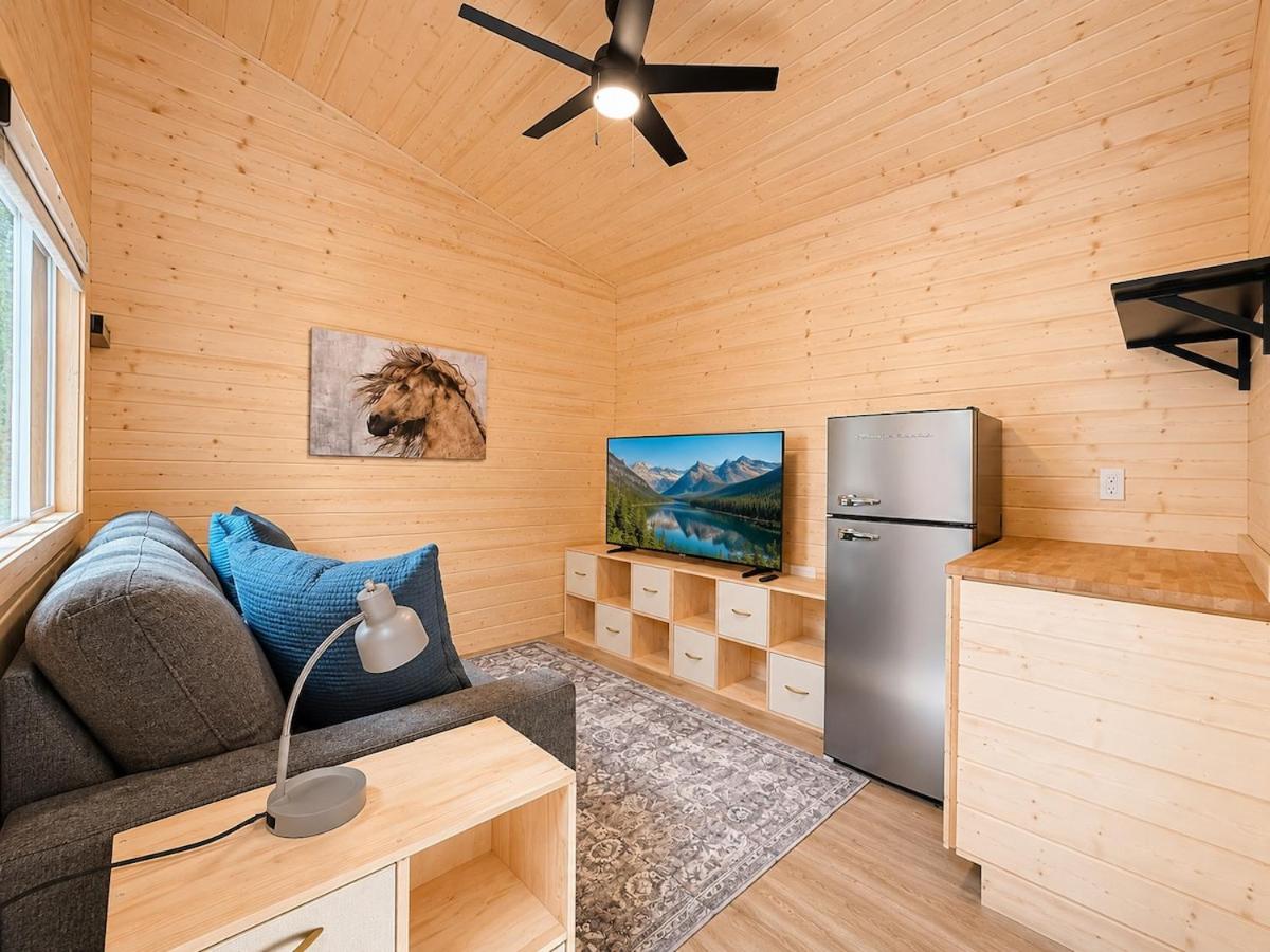 Tiny Home Retreat at Mt Rainier with Hot Tub & Sauna - B&B Ashford