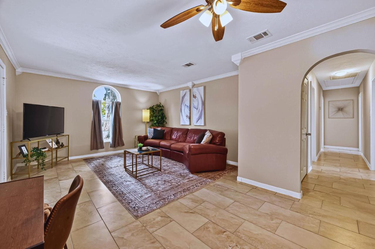 Comfortable 3BR Home with Backyard for BBQs - B&B Houston