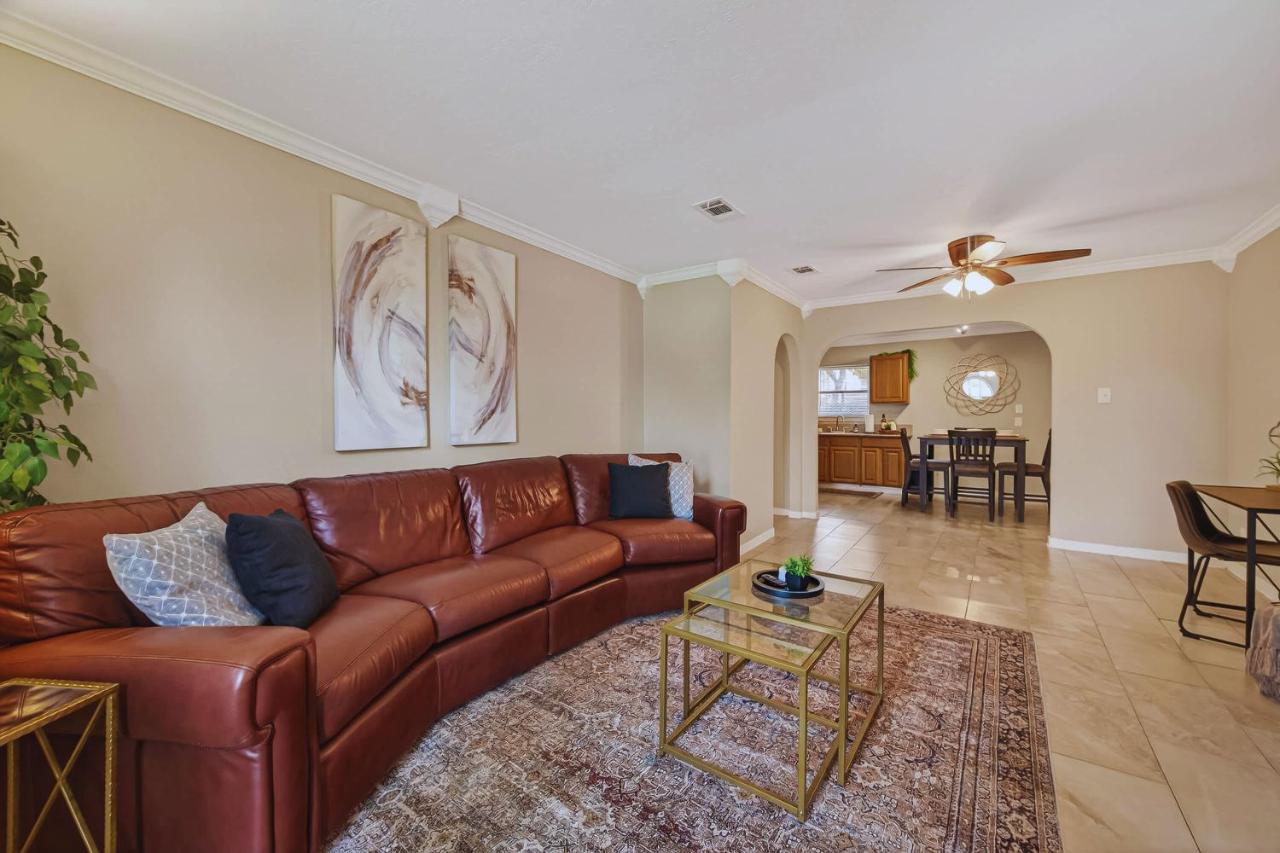 Comfortable 3BR Home with Backyard for BBQs - B&B Houston