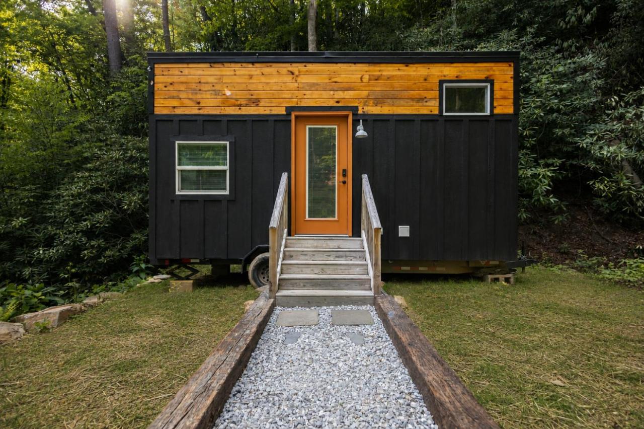Bigfoot Bungalow Tiny Home in the Woods - B&B Robbinsville