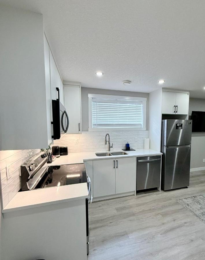 Private Modern Retreat in the NW - 12 mins to Airport - Near Shops - Easy Banff Access - Chambres d'hôtes Calgary