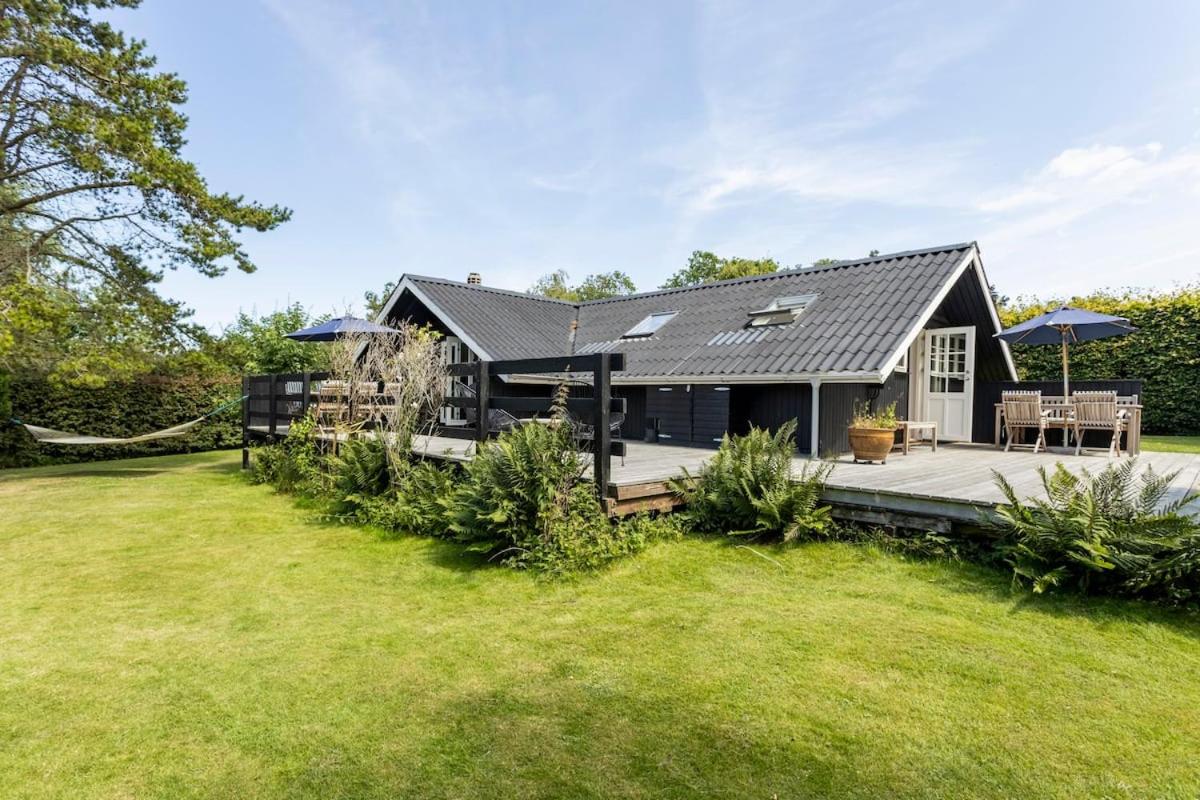 Idyllic Summer House Close To Beach And Forest - B&B Tisvildeleje