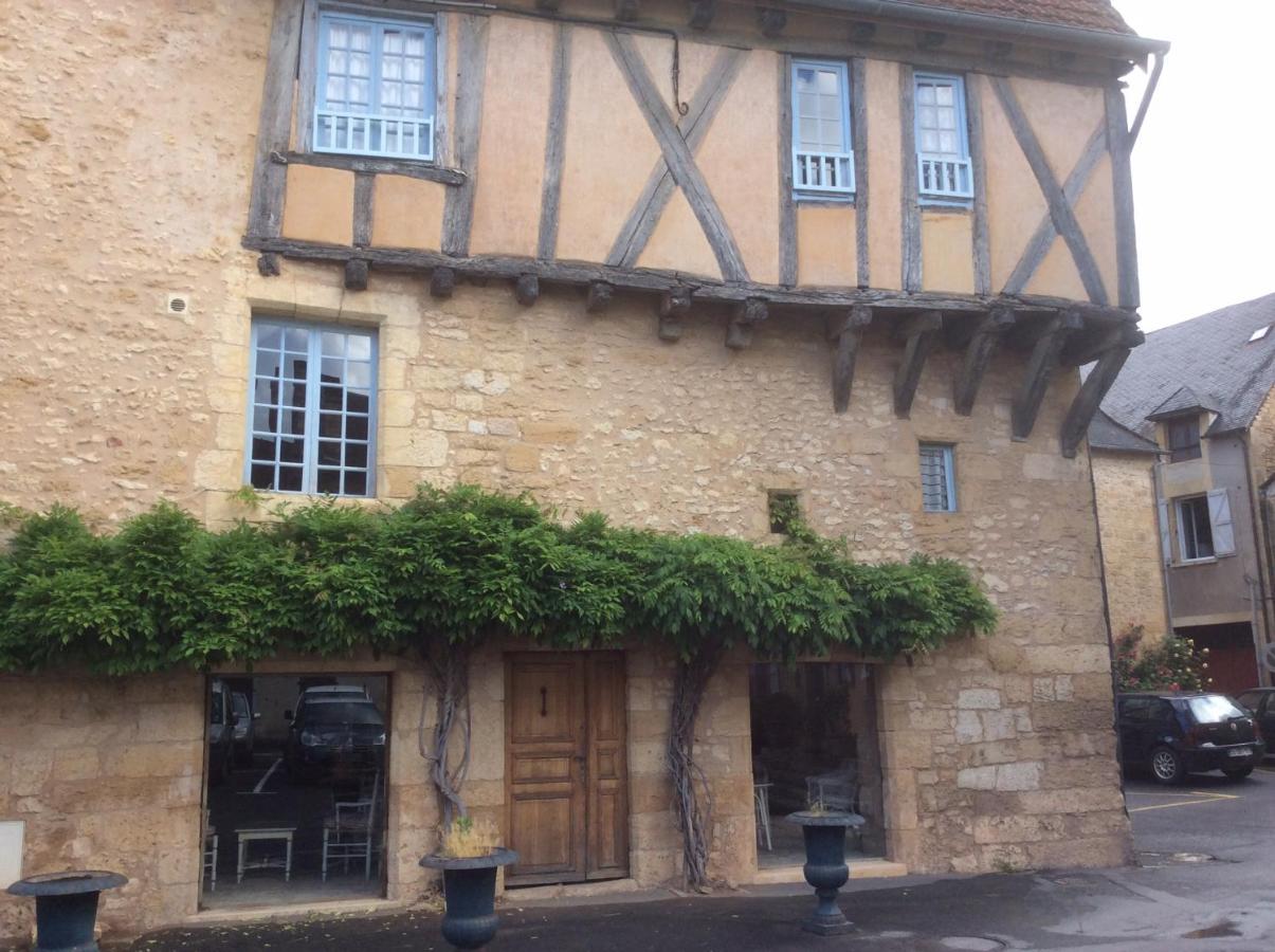 Villa La Roseraie avec accès piscine Hôtel La Roseraie - Chambres d’hôtes Montignac