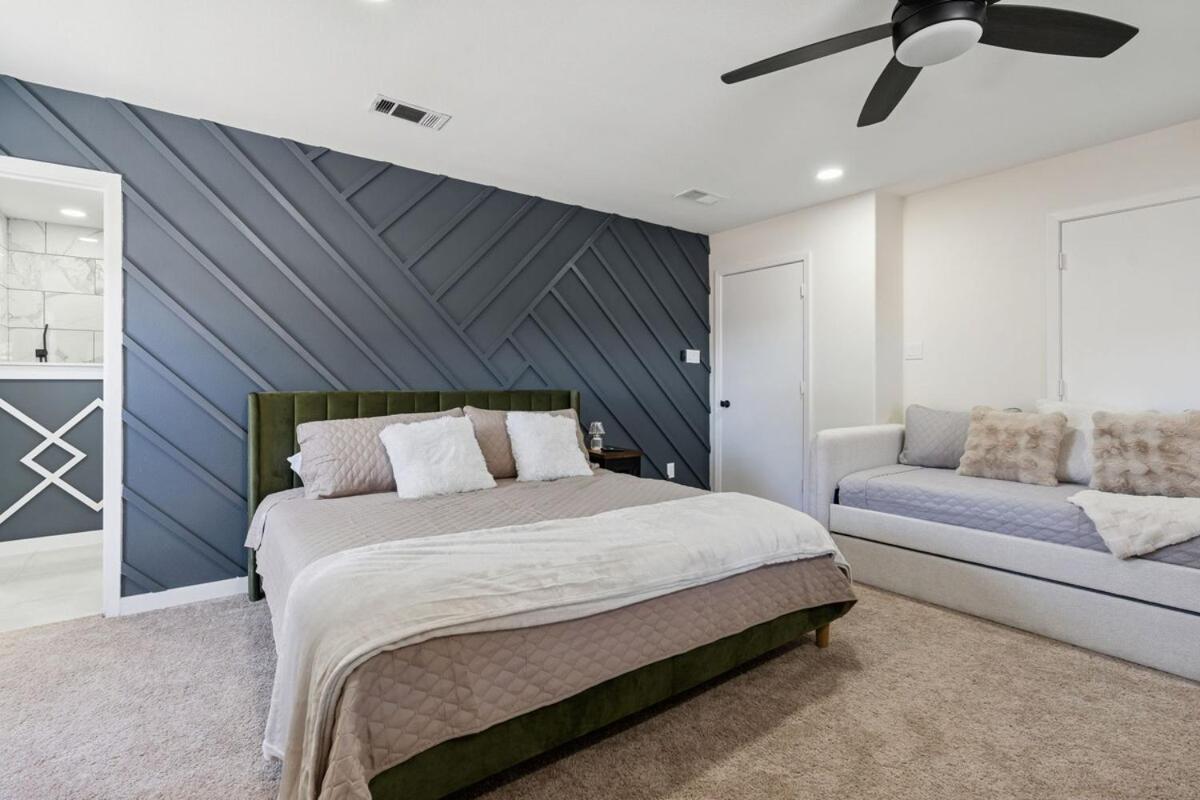 FIFA Retreat Sleeps 26 Stockyards DFW Basecamp - Bed and Breakfast Fort Worth