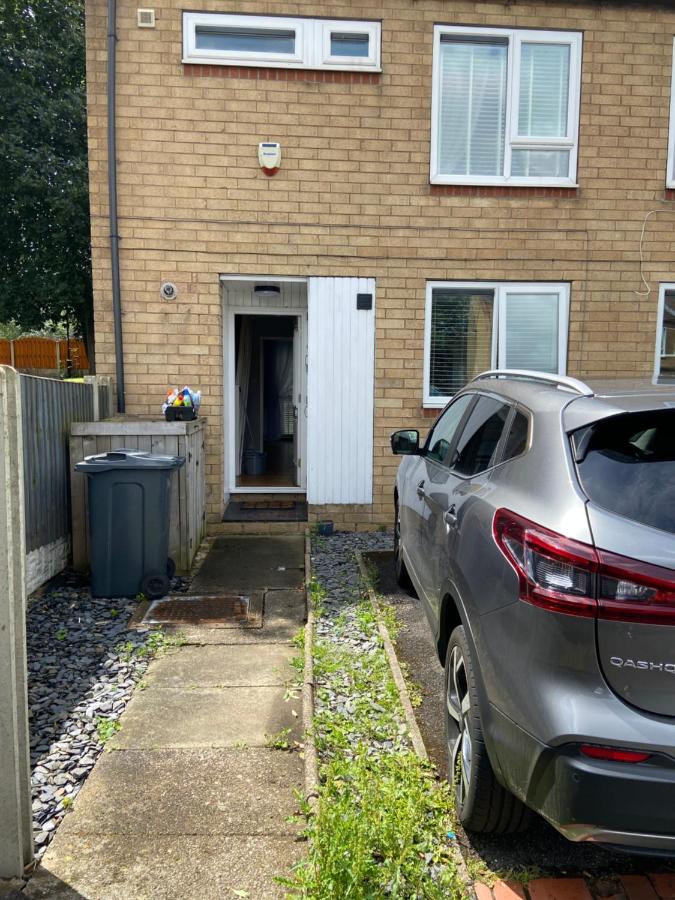 Garland way 2 bed house Sheffield free parking 5 min from m1 - B&B Mosborough