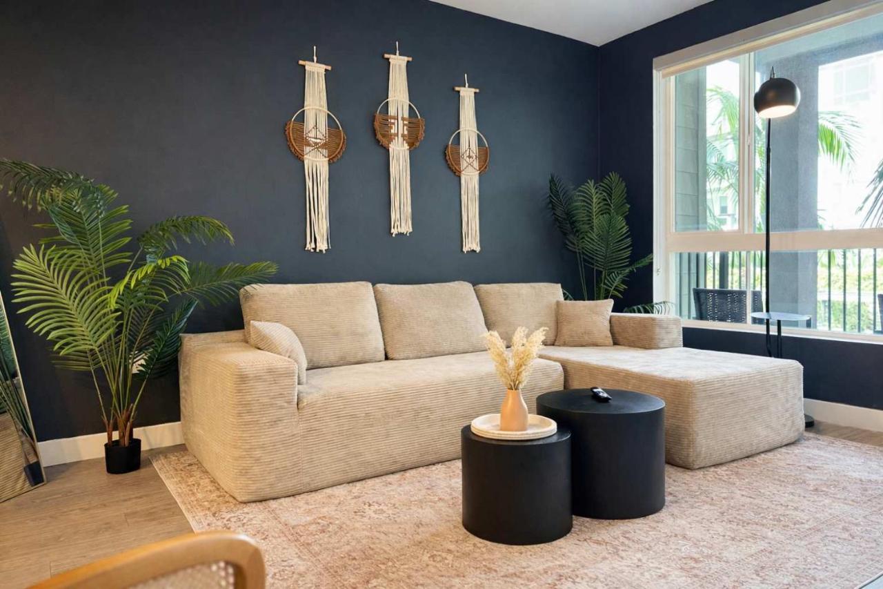 Artistic Getaway 10 Min to Disneyland With Pool&GYM - Chambres d'hôtes Tustin