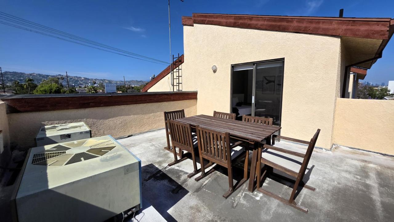 Stylish 2 Bedroom plus Loft with Rooftop Patio and Views Near Beverly Hills, Walk to Restaurants and Markets - Chambres d'hôtes Los Angeles