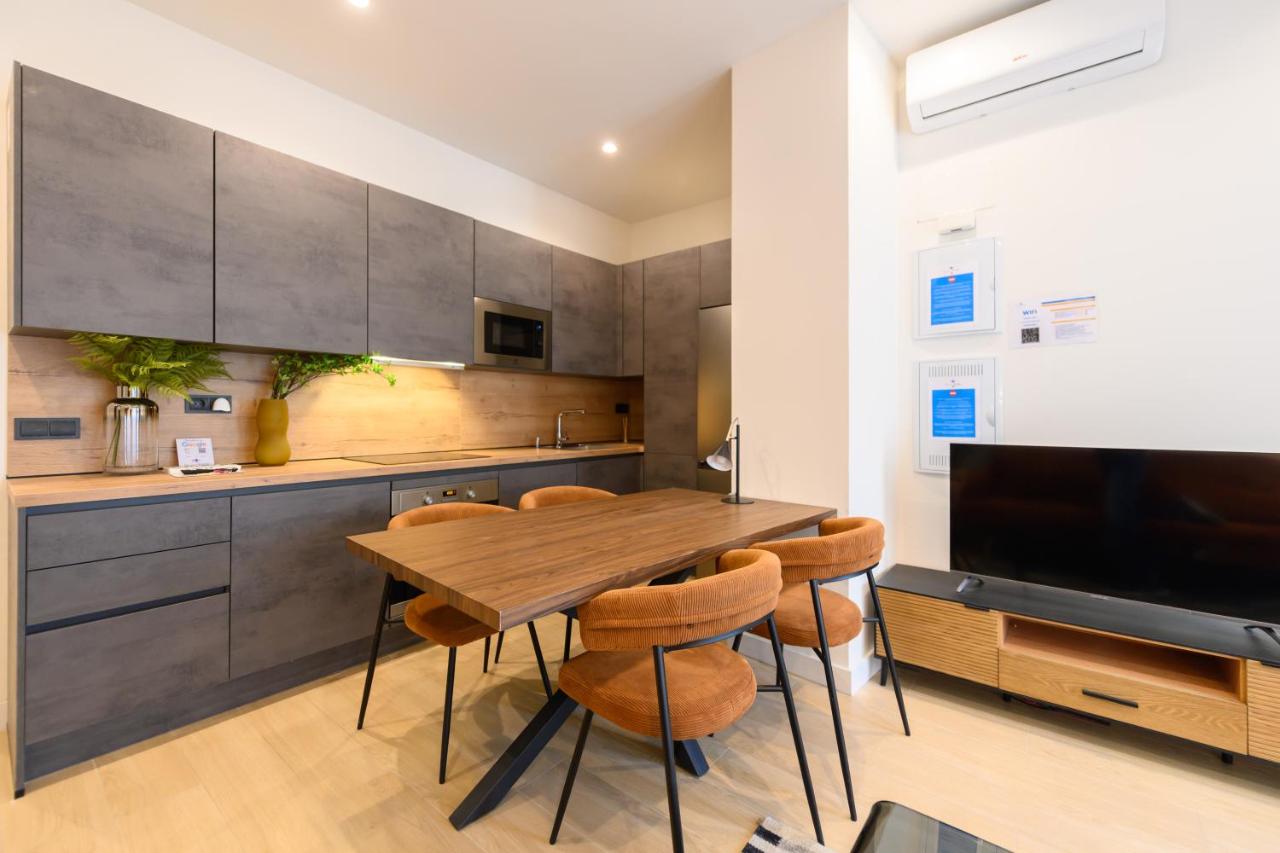 AGU230 - Piso de 4 dormitorios y 4 baños en el Centro de Madrid - Bed and Breakfast Madrid