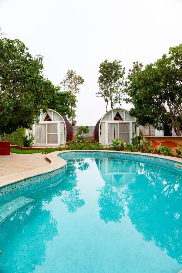 ELIVAAS Signature Tanira Farms Moonrise Pet- friendly Igloo Cottage with Pool, Bar and Garden - Chambres d'hôtes Nelamangala