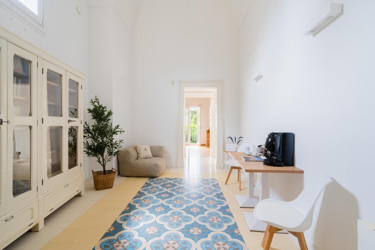 Habitación con cama extragrande y balcón