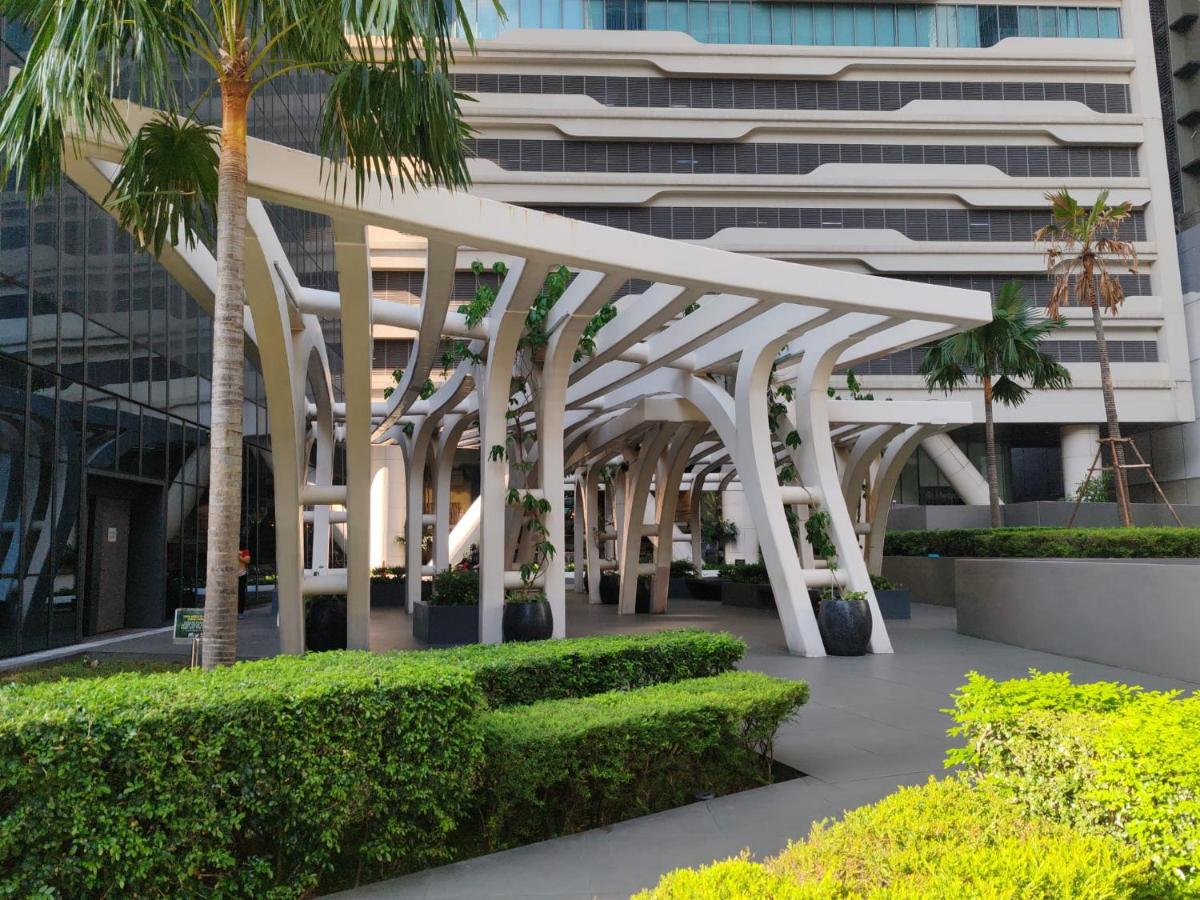 Luxury Studio 40 sqm at Century Spire - 500Mbps & Netflix - B&B Manila