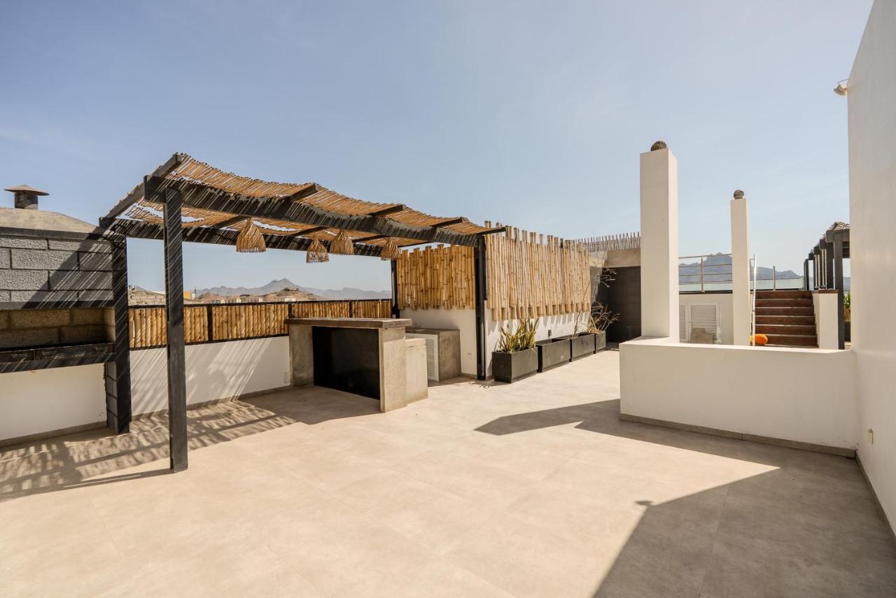 Sharksproperties Luxury 3BR Ocean View Apartment with Rooftop Pool 6 Guests - B&B Mindelo