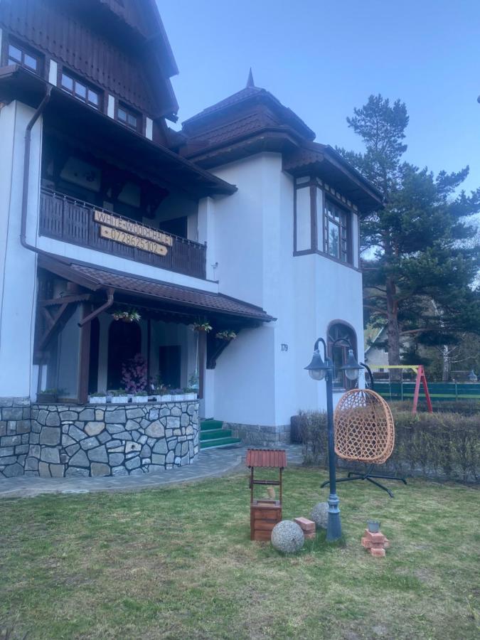 White Wood Chalet - Chambres d'hôtes Buşteni