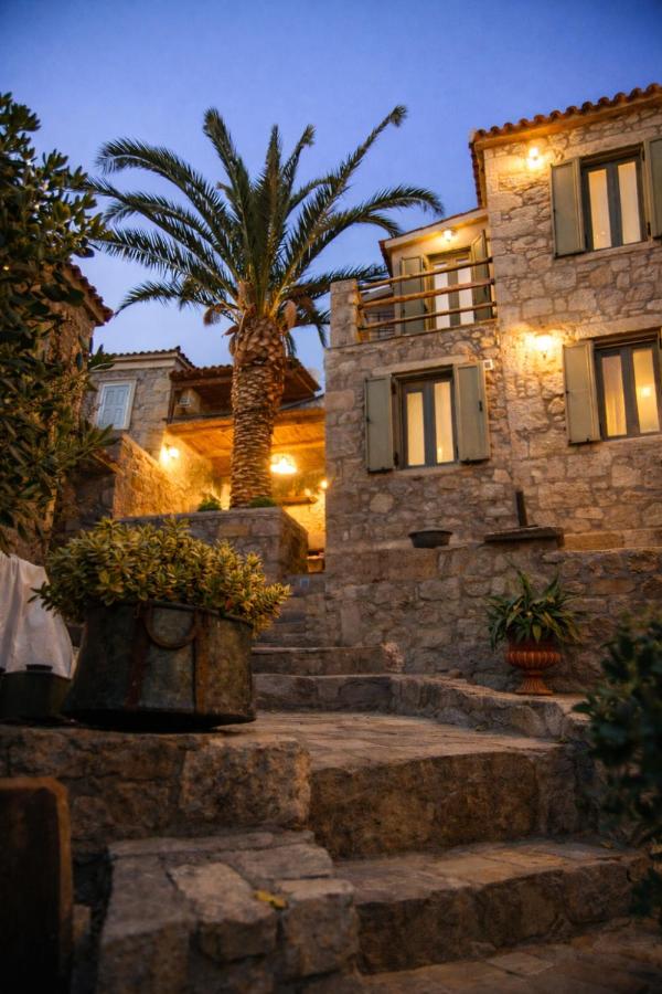 Hadi, The Stone Courtyard Kondiás - B&B Kondiás