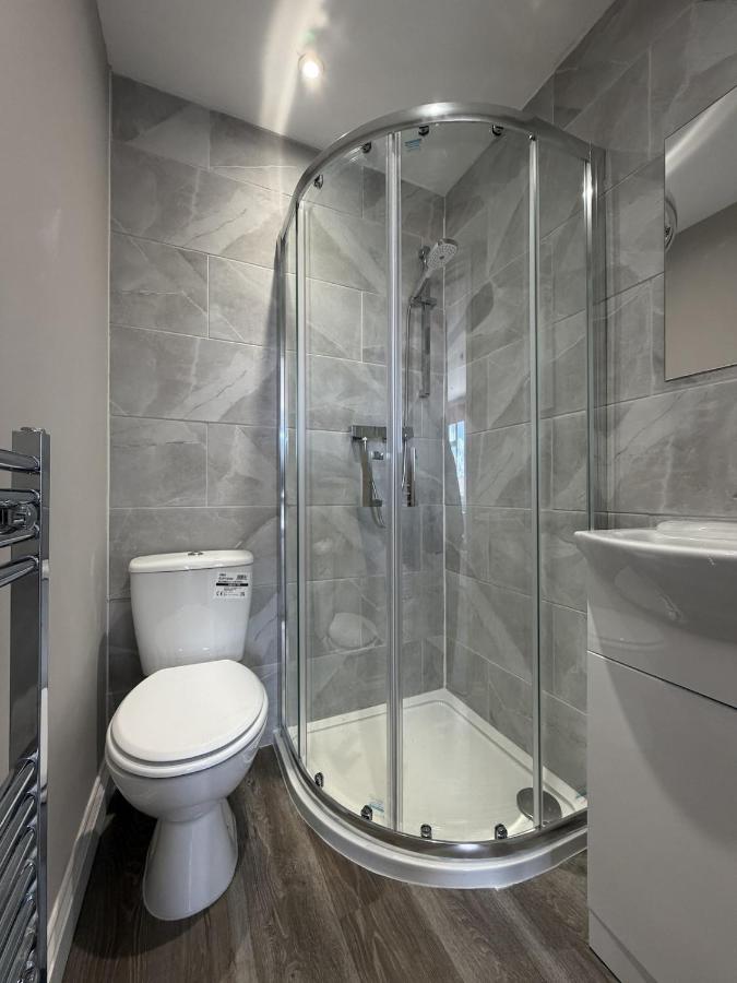 5 Bed 5 Bathroom House Guildford sleeps up to 10 - B&B Stoughton