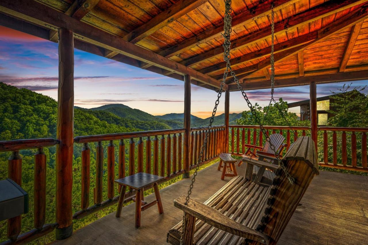 Majestic Smoky Mountain Cabin with Hot Tub Game Loft - Chambres d'hôtes Sevierville