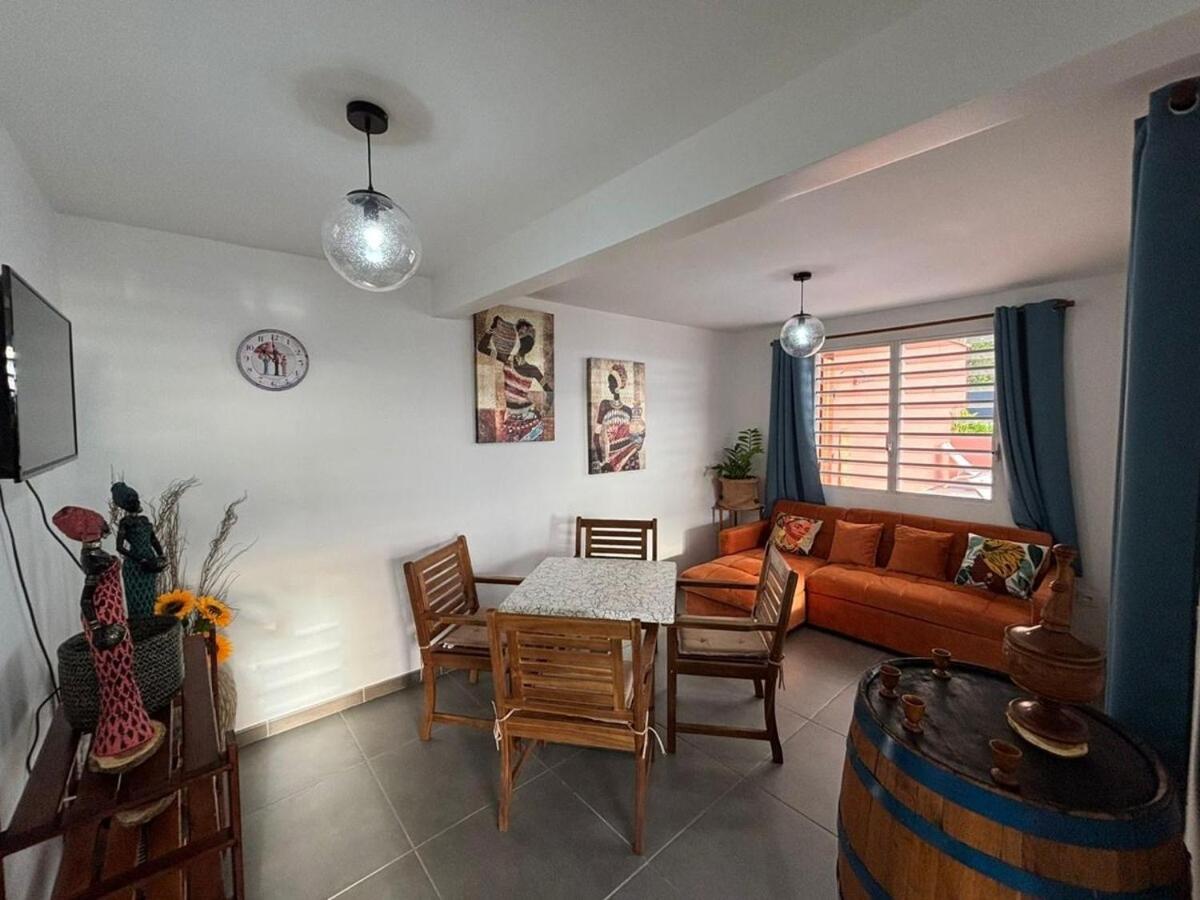 Joli Bas de Villa F3 climatisé avec Piscine - Ferienwohnung Case-Pilote