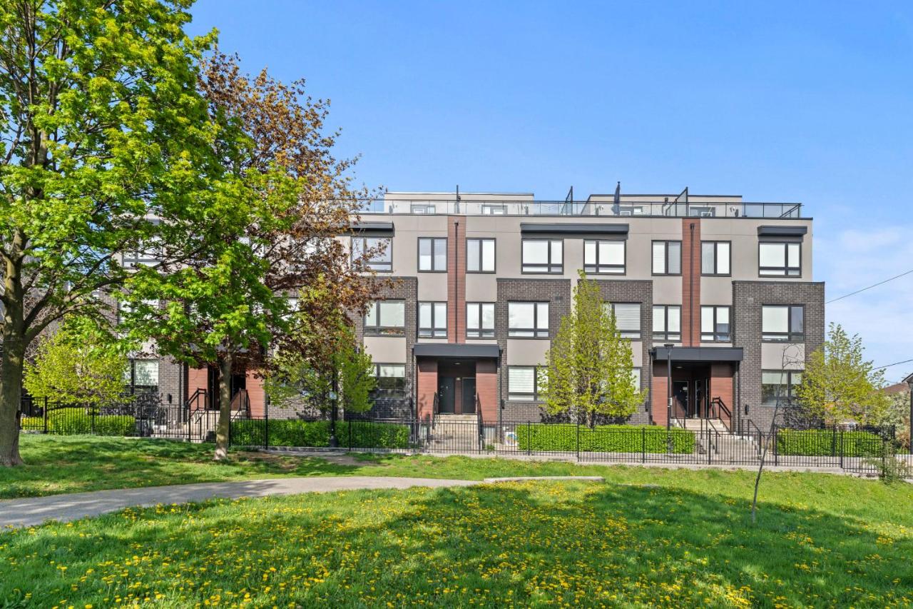 Modern Midtown Toronto Townhome with Parking & Rooftop Patio - B&B Toronto