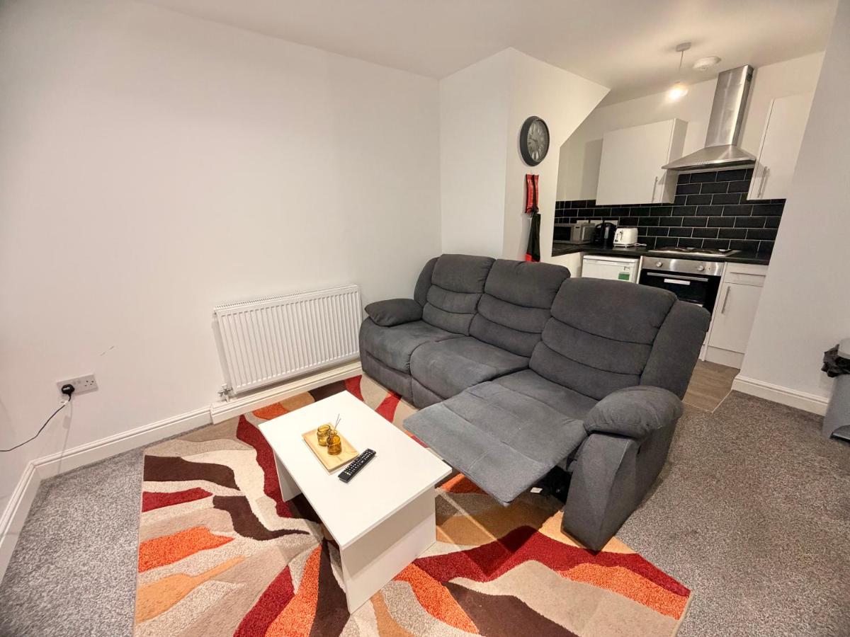 Modern 1-Bed Flat with Workspace and Free Parking - B&B Stoke-on-Trent