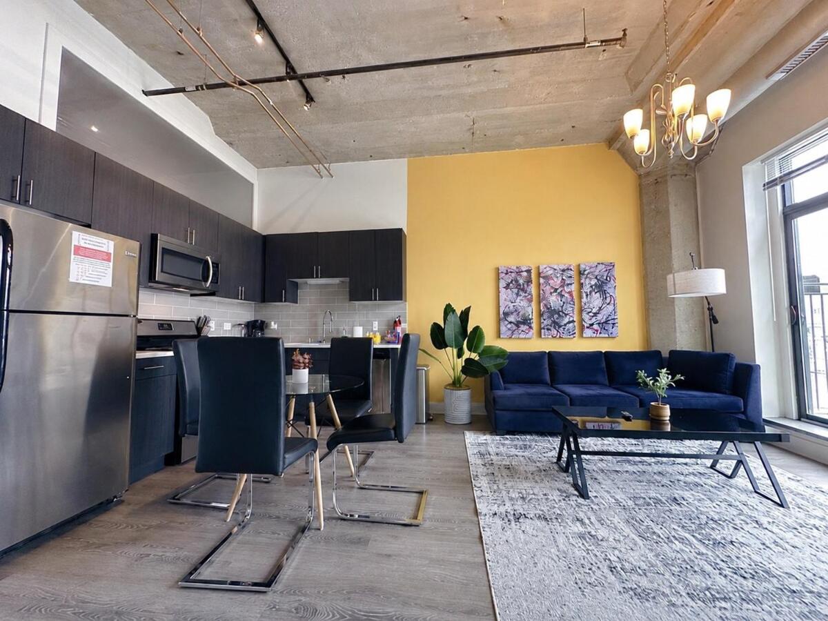 McCormick Place 2BR Suite with Patio, Skyline View and Optional Parking Sleeps 6 Near Soldier Field and Grant Park - Chambres d'hôtes Chicago