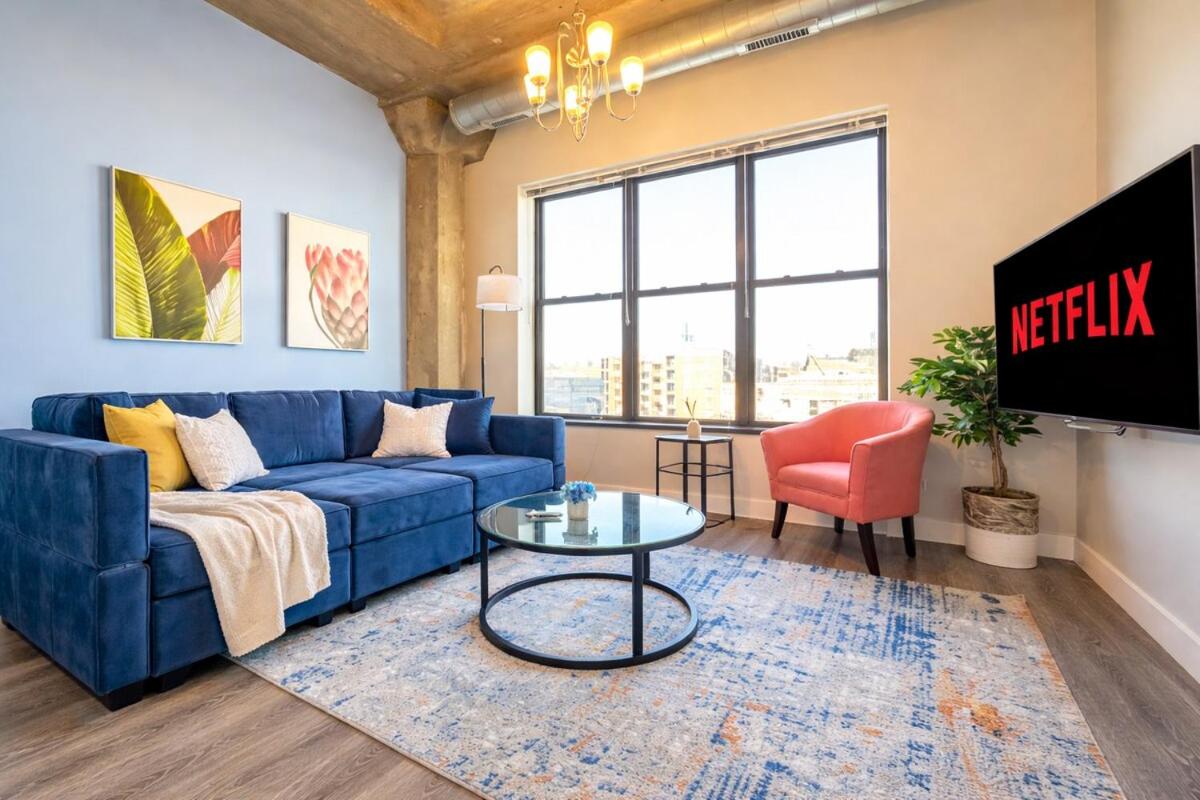 Charming 2BR Apartment with Skyline view, Optional Parking & Gym Access Near McCormick Place, Lakefront and Soldier Field - Chambres d'hôtes Chicago